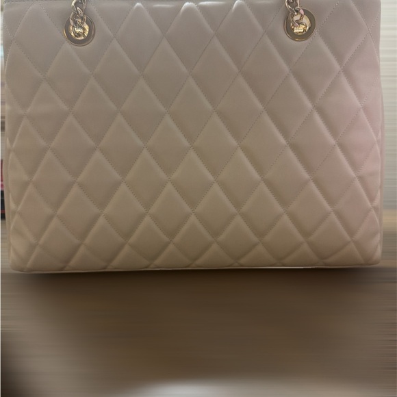 Kate Spade Quilted Cream Shoulder Bag with Black Bow - Picture 2 of 4